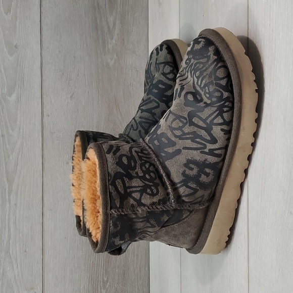 Ugg Australia Women Classic Short Sheepskin Boots shoes sz 6 - Picture 1 of 13